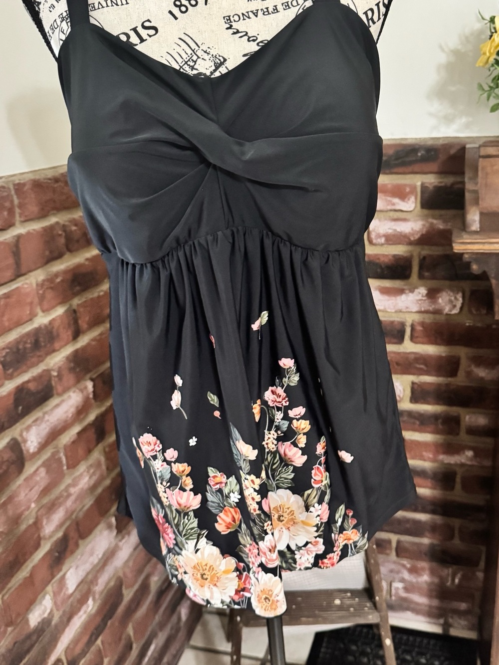 Women’s XL Black Floral Tankini Swim Top – Built-In Cups, Adjustable Straps